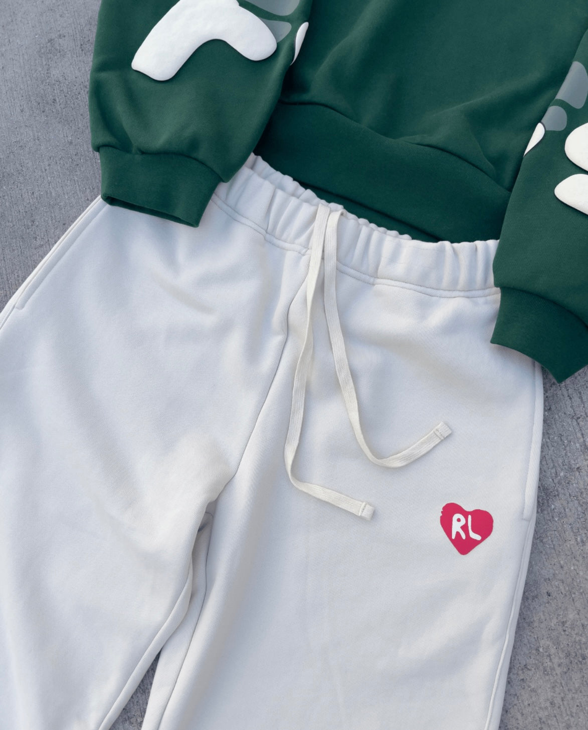 Red Letters Scattered Pant Bone Sweatpants